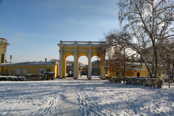 Fototapeta na wymiar Park and Palace of Culture aluminum producers in Novokuznetsk