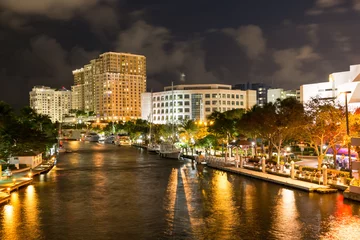 Zelfklevend Fotobehang Night view of New River with Riverwalk promenade highrise condominium buildings and yachts in Fort Lauderdale, Florida, USA © TasfotoNL