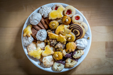 Plätzchenteller mit selbstgebackenen Weihnachtsgebäck