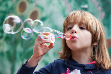 Bambina fa le bolle di sapone