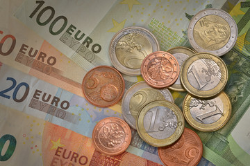 Euromünzen auf Geldscheine