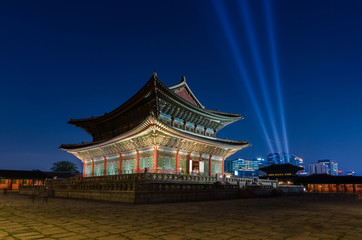 Obraz premium Gyeongbokgung palace at night in Seoul, South Korea
