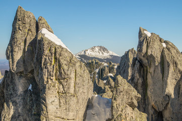 Две острые вертикальные скалы.