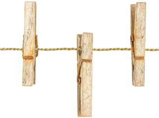 trois vieilles pinces à linge sur corde végétale 