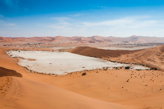 Wüstenlandschaft mit Salzsee und roten Dünen; Sossusvlei © majonit
