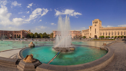 Obraz na płótnie Canvas The fountain on a central square