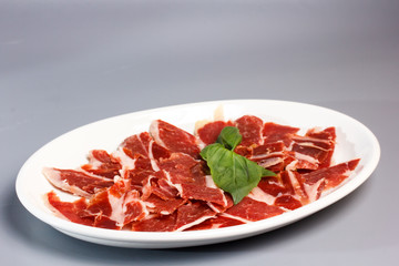 Нарезанные хамон, прошутто, бекон,