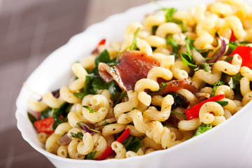 Pasta with prosciutto, rucola and peppers