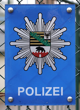 Schild am Zaun eines Polizeireviers in Magdeburg