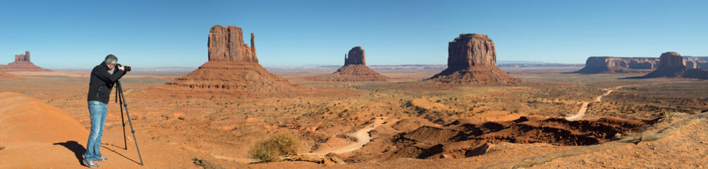 Naklejka premium Photographer at the Monument Valley