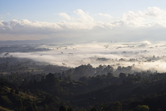 Amanecer en Neblina valle con monta&ntilde;as paisaje