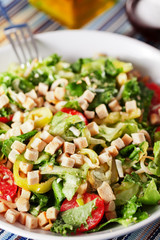 Green salad with tomatos and croutons