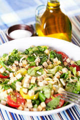 Green salad with tomatos and croutons