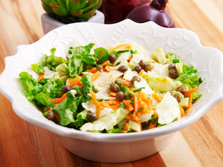 Salad with carrots, arugula and capers