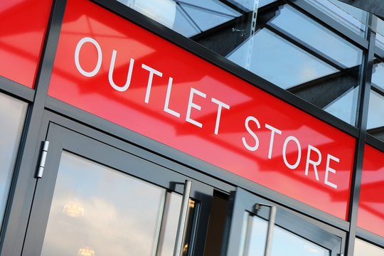 Eingang eines Outlet Stores