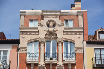 balcones en la fachada de un edificio antiguo