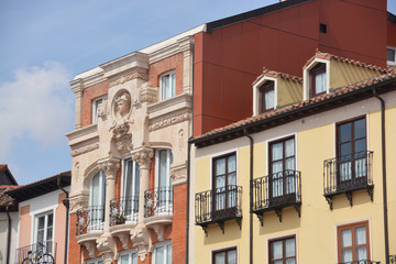 Fototapeta na wymiar fachada de edificios antiguos en la ciudad de Burgos