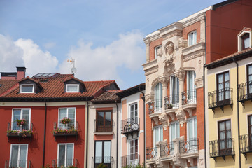Fototapeta na wymiar edificios antiguos en la Plaza Mayor de Burgos