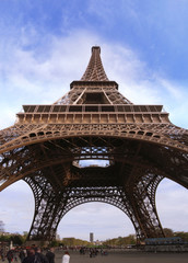 ■フランスの首都パリ7区のセーヌ川を沿ってるエッフェル塔。1889年にパリで行われた万国博覧会のためにギュスターヴ・エッフェルに建造されたこの塔の高さは312メートルです。■The Eiffel Tower along the Seine river in the 7th district of Paris. 
