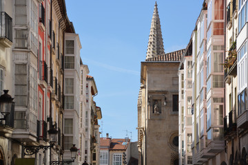 Fototapeta na wymiar calle céntrica en la ciudad de Burgos