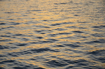 Reflejos dorados en el mar