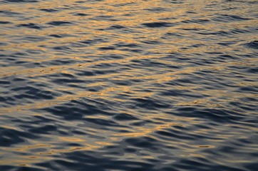 Reflejos dorados en el mar
