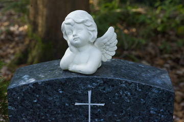 Kleiner Engel auf dem Grabstein