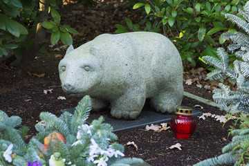 Tierfigur und Grablicht