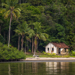 Obraz premium Abandoned house in beach of Saco do Mamanguá - Rio de Janeiro -