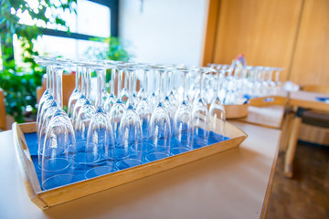 Sektgläser frisch gespült und auf dem Kopf stehend zum asutrocknen