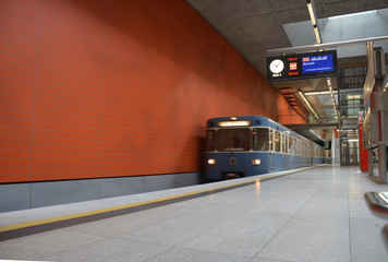 Поезд метро прибывает на станцию мюнхенского метрополитена (Мюнхен, Германия) 