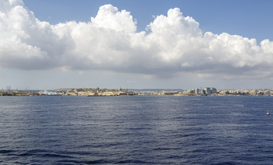 Naklejka premium panoramic view on Valletta from the sea in Malta