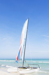 Naklejka premium Catamaran with its colorful sails wide open on Varadero Cuban wh