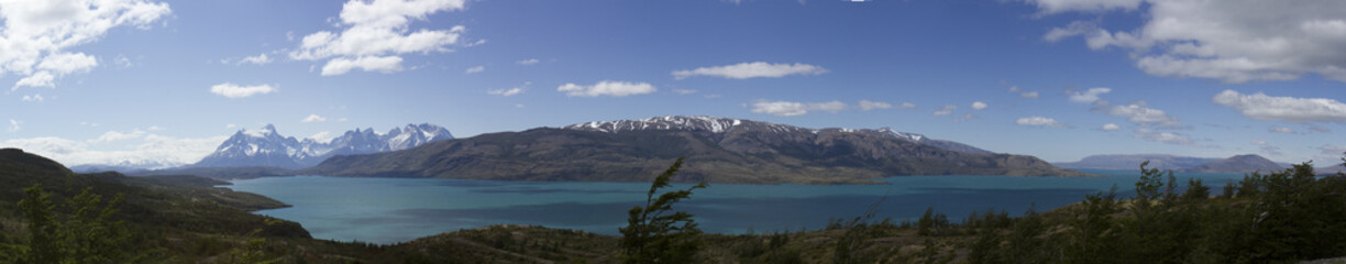 Fototapeta na wymiar Emerald blue lake, Patagonia, Chile