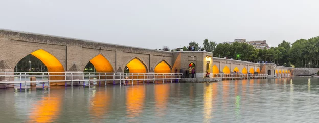 Papier Peint photo autocollant Pont Khadjou ISFAHAN, IRAN - APRIL 28, 2015: unidentified people resting in t