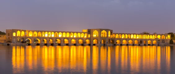 Cercles muraux Pont Khadjou ISFAHAN, IRAN - 28 AVRIL 2015 : personnes non identifiées se reposant dans t
