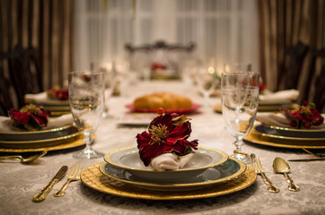 Luxury Dining Room Table Setting © elrepho