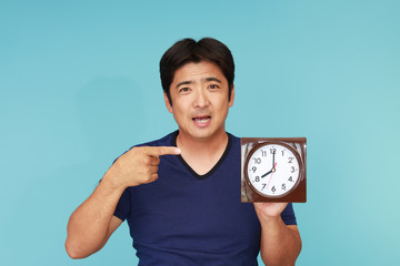 時計を持つ笑顔の男性