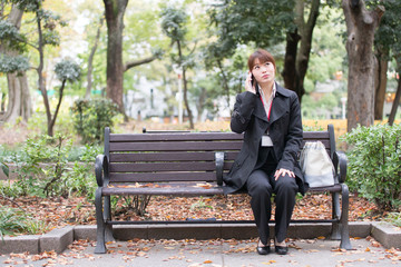 Fototapeta premium OLポートレート(公園・ベンチ)