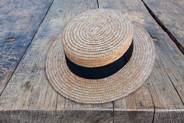 Fototapeta na wymiar chapeau de paille sur table bois
