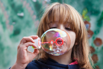 Bambina fa le bolle di sapone