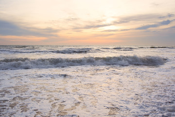 Obraz premium Stormy winter sea at sunset