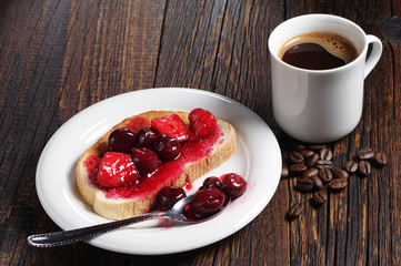 Fototapeta na wymiar Bread with canned fruits and coffee