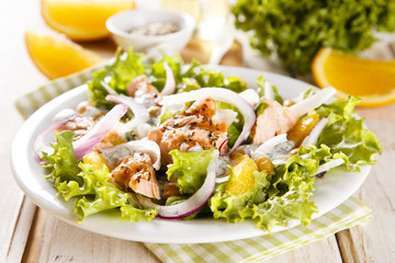 Salmon salad with orange, onion and chickpeas