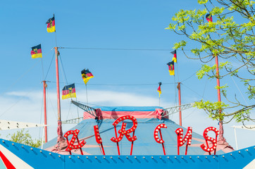  Zirkuszelt mit Fahnen          Circus tent with flags