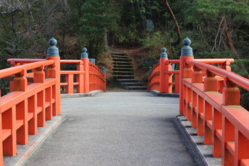 朱色の欄干のある橋