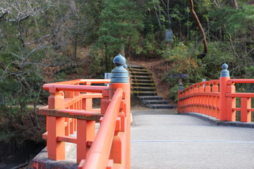 朱色の欄干のある橋
