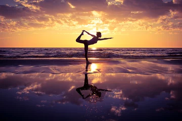Foto auf Acrylglas Yogaschule Frau, die Yoga praktiziert