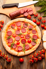 Pizza pepperoni, mozzarella, salami, condiments, tomatoes