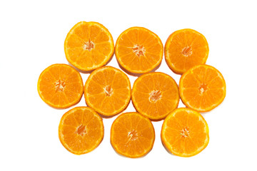 Gruppo di mandarini tagliati a metà